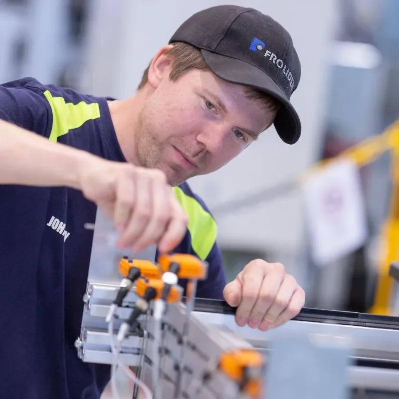Automationstekniker bygger automationsutrustning och robotceller
